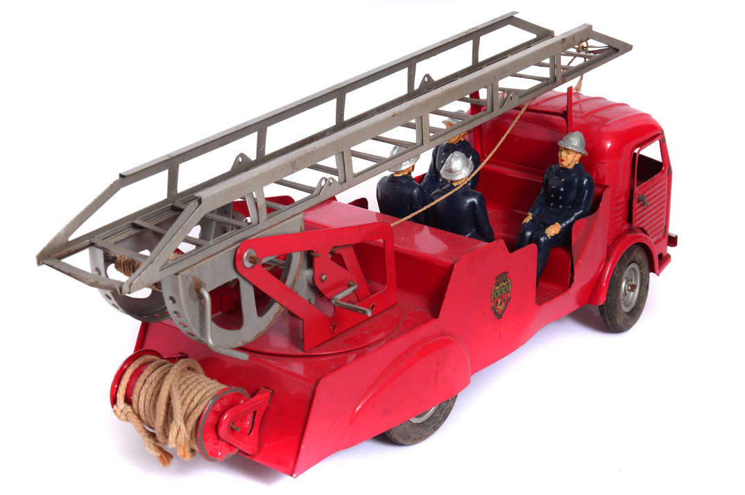 Camion de pompiers avec 4 personnages.3