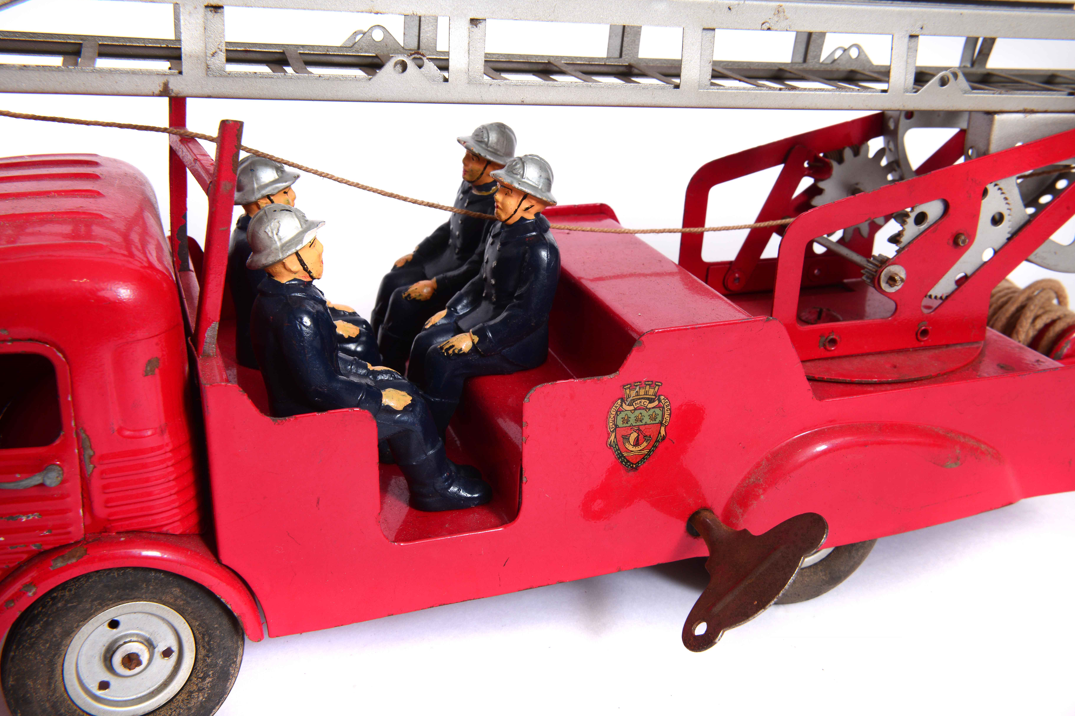 Camion de pompiers avec 4 personnages.6