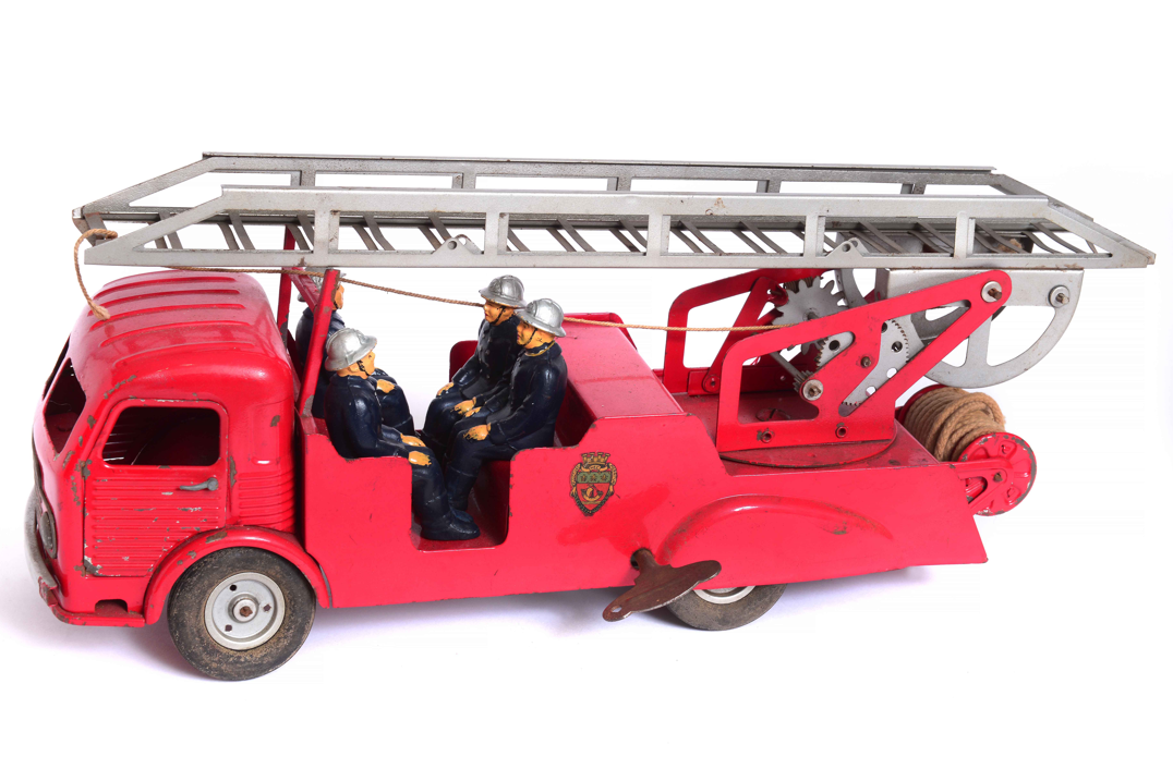Camion de pompiers avec 4 personnages