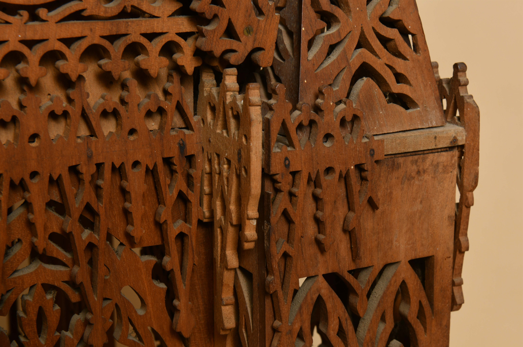 Superbe reliquaire en noyer massif.10