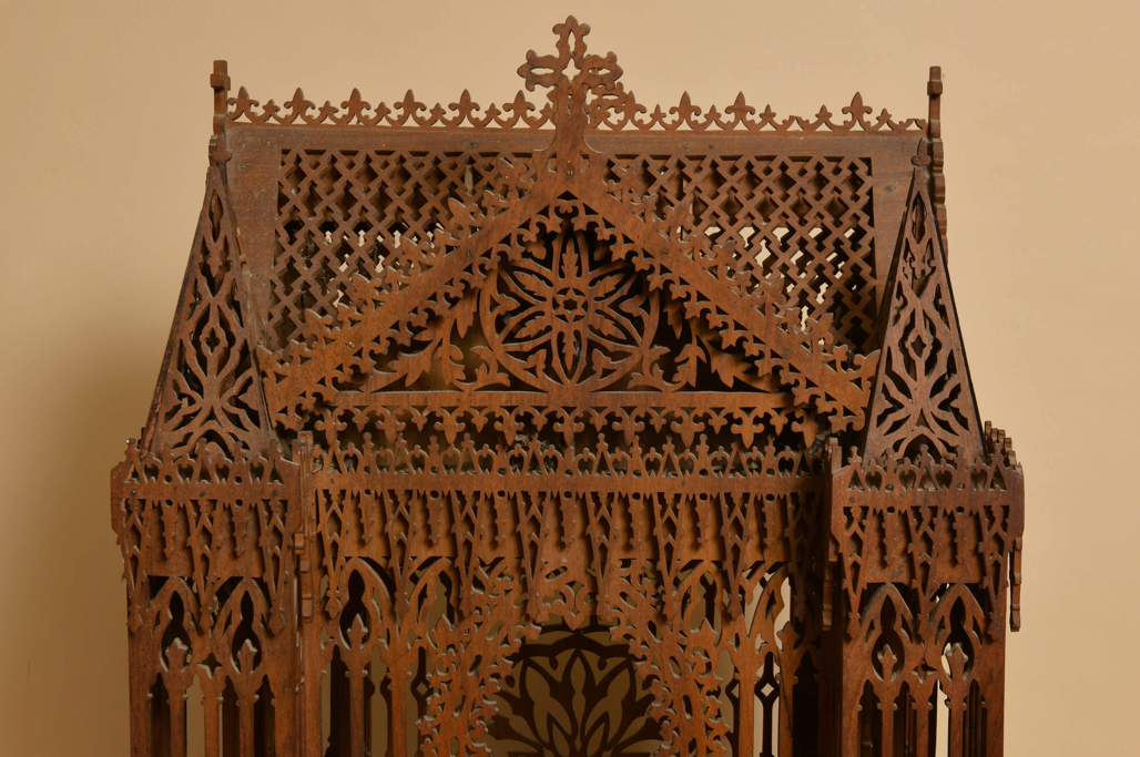 Superbe reliquaire en noyer massif.2