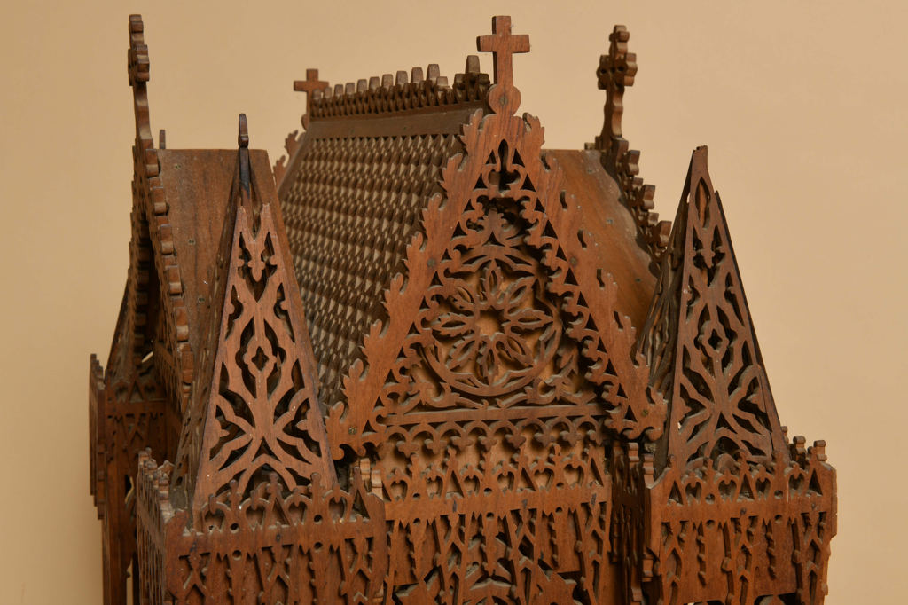 Superbe reliquaire en noyer massif.5