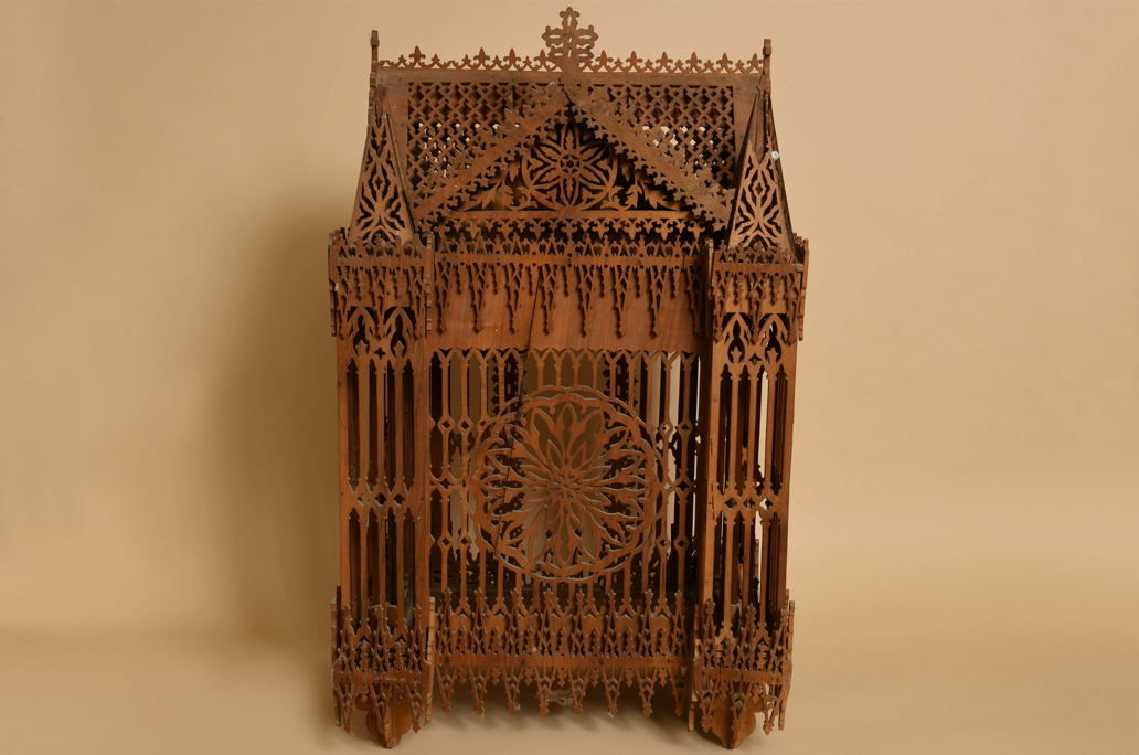 Superbe reliquaire en noyer massif.6