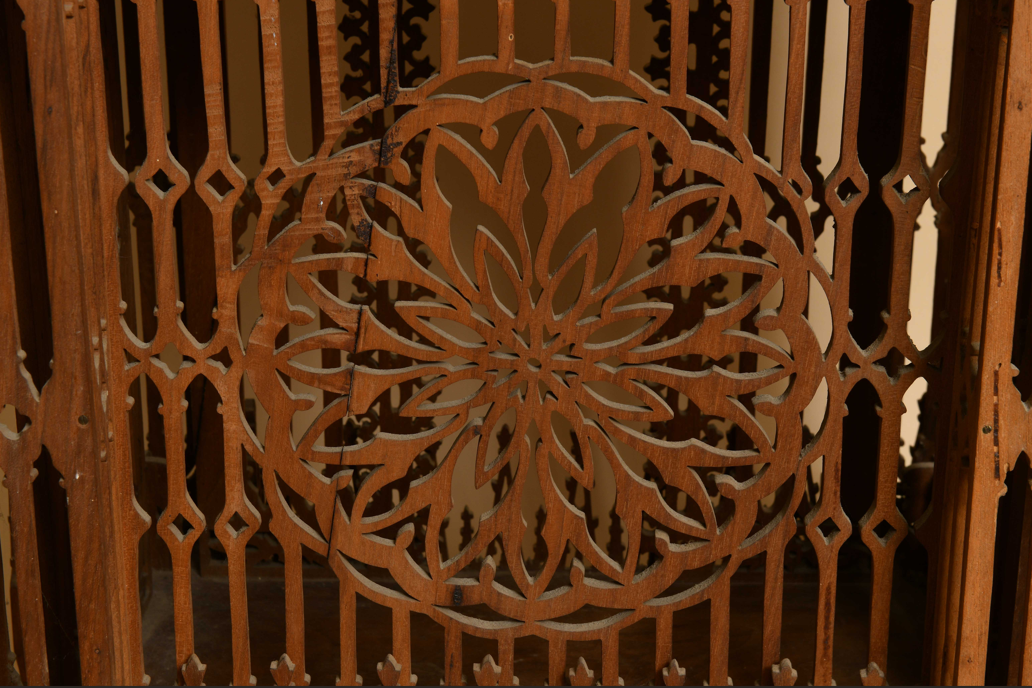 Superbe reliquaire en noyer massif.7