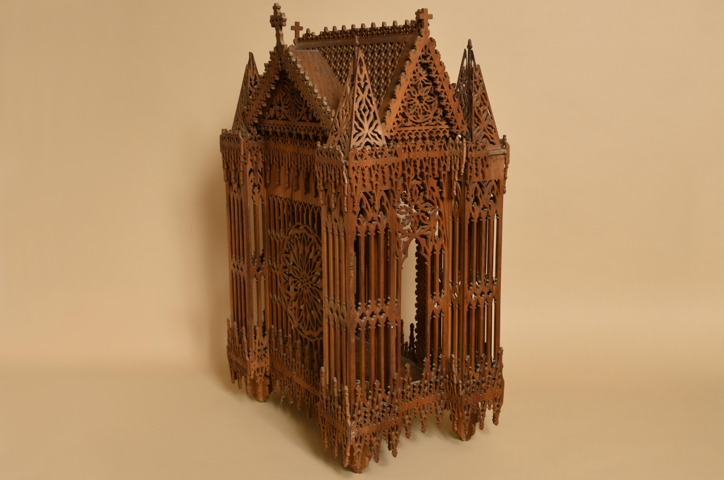 Superbe reliquaire en noyer massif.8