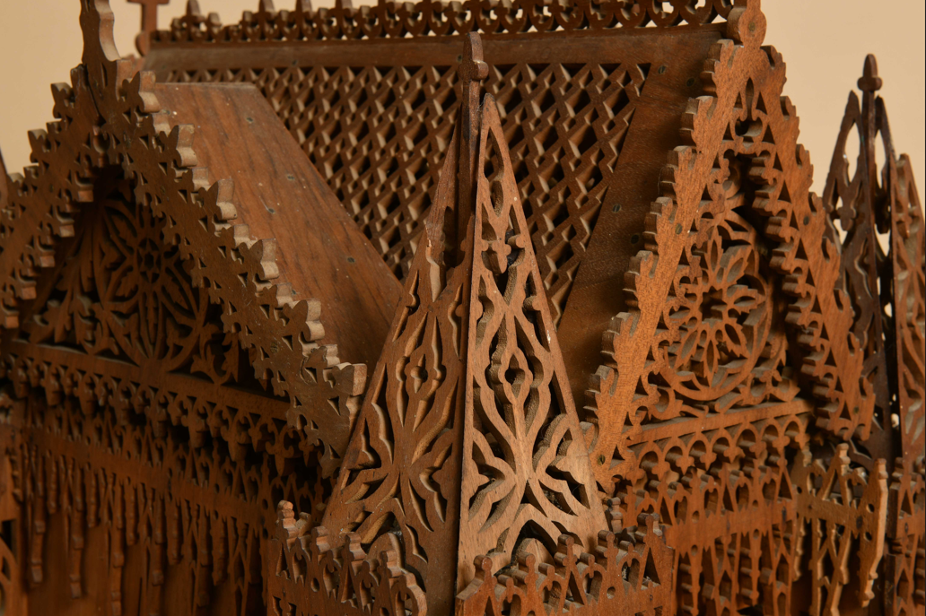 Superbe reliquaire en noyer massif.9