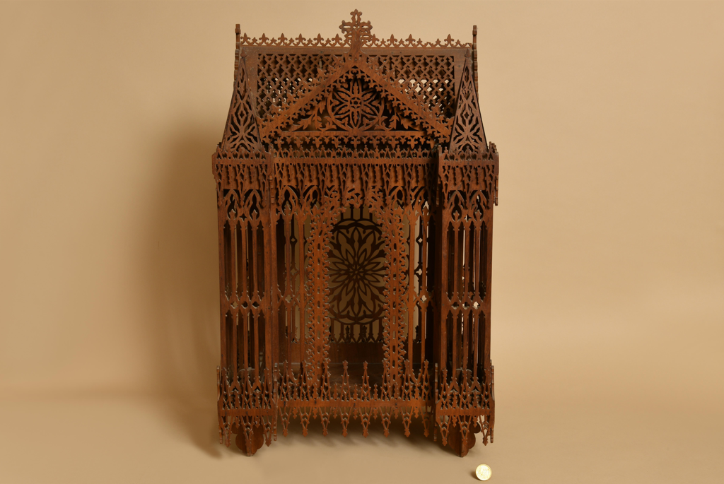 Superbe reliquaire en noyer massif